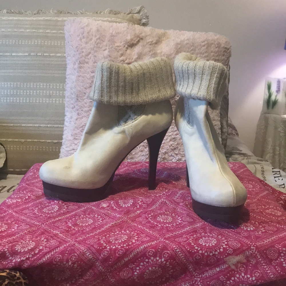 Selling some ankle size boots.